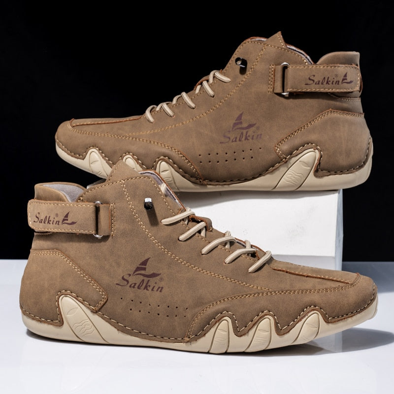 Braune Herren-Wanderschuhe aus Leder, knöchelhoch, mit Klettverschluss und rutschfester Sohle.