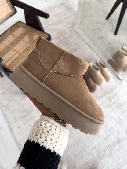 Beige Damen-Winterstiefel aus Wildleder mit Plateau, modisch und warm, ideal für kalte Tage.