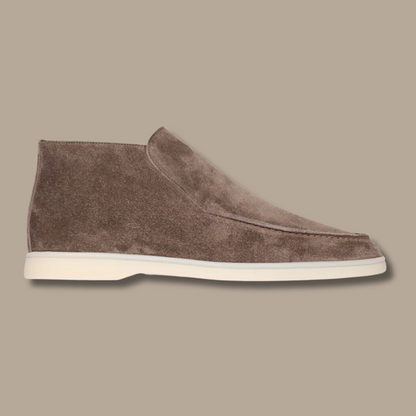Brauner Wildlederstiefel für Herren, knöchelhoch, mit weißer Sohle, seitliche Ansicht.