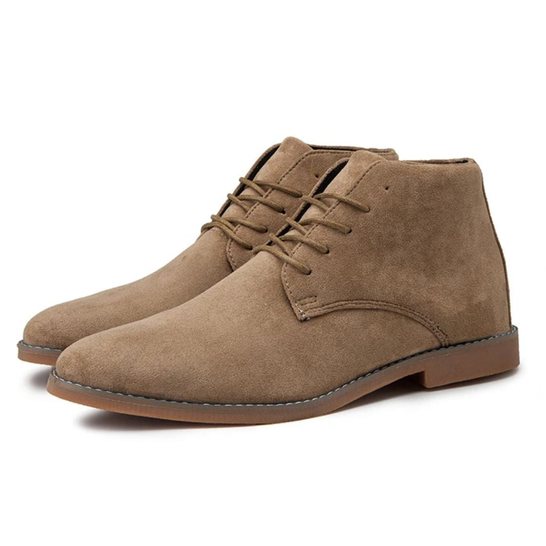 Braune Wildlederstiefel für Herren, knöchelhoch, mit Schnürung, modisch und elegant.
