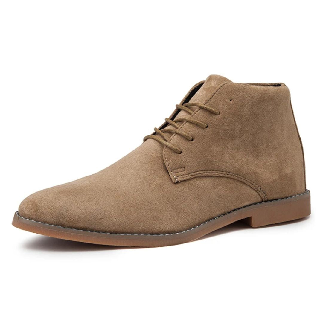 Brauner Wildleder-Herrenschuh, knöchelhoch, mit Schnürung, ideal für Freizeit und Büro.