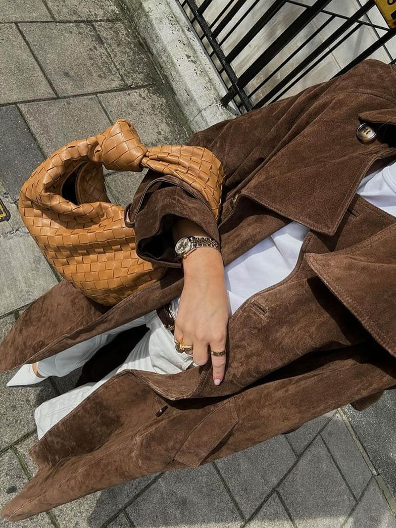 Braune Wildlederjacke, geflochtene Ledertasche, Damenmode, Herbstoutfit, stilvoll, elegant.