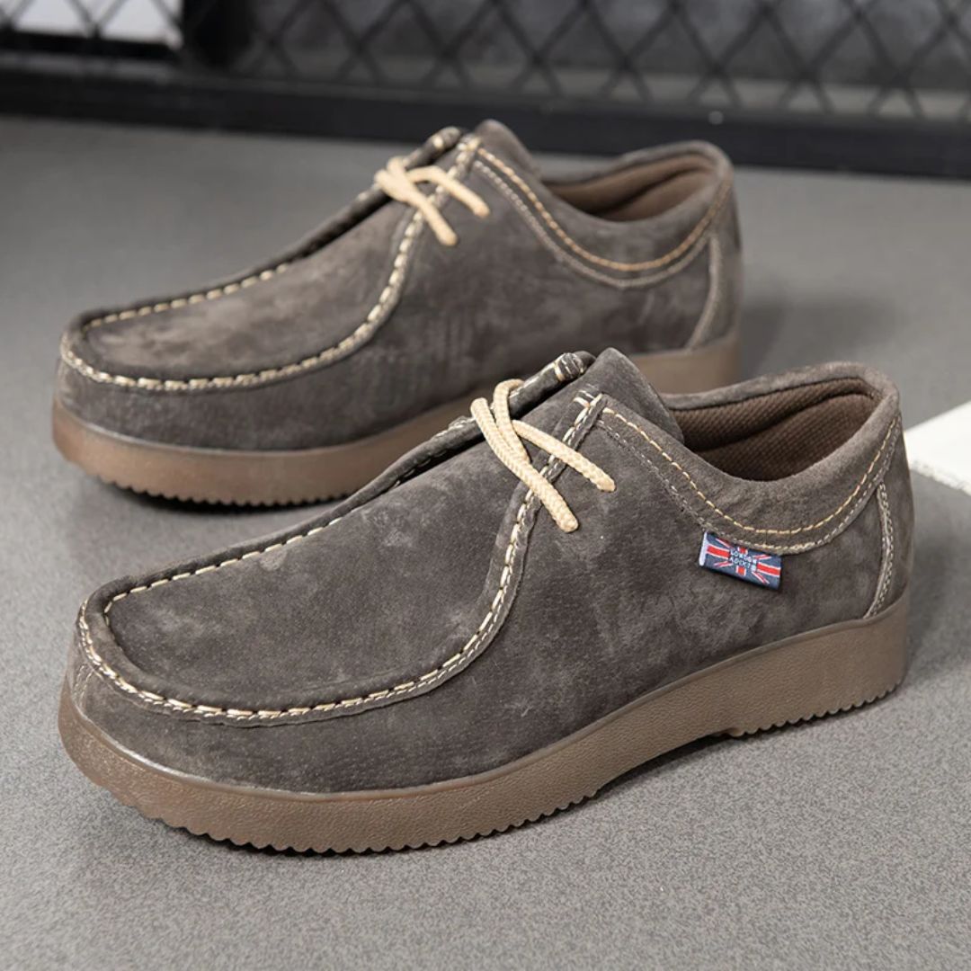 Braune Wildleder-Herrenschuhe mit Schnürung, britische Flagge, rutschfeste Sohle.
