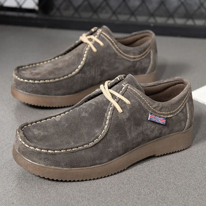 Braune Wildleder-Herrenschuhe mit Schnürung, britische Flagge, rutschfeste Sohle.