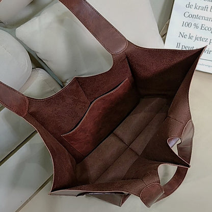 Braune Ledertasche mit Innentasche, geräumig, modisch, umweltfreundlich, für den täglichen Gebrauch.