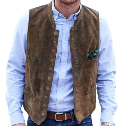 Mann in brauner Wildlederweste, blaues Hemd, grüne Taschentuch, traditioneller Stil.