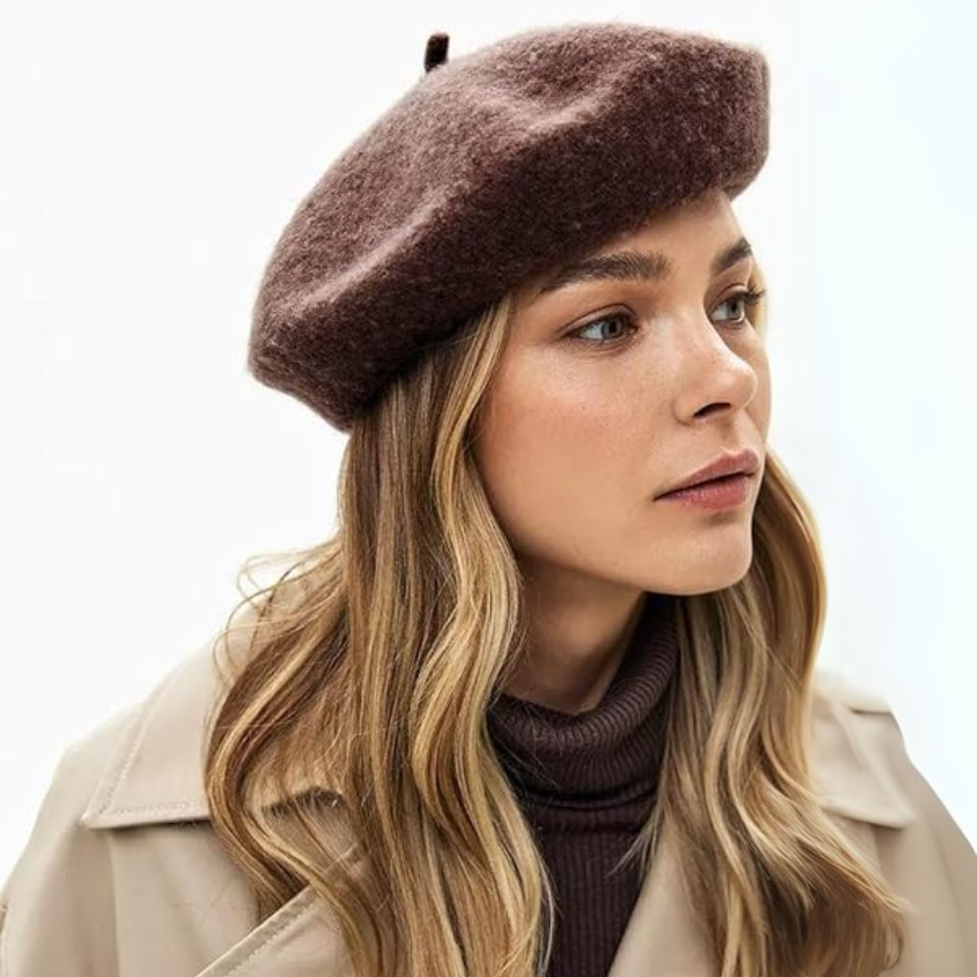 Frau mit braunem Woll-Baskenmütze, beige Mantel, Herbstmode, stilvoll, elegant.