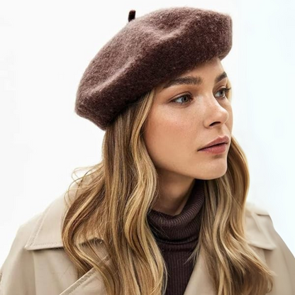 Frau mit braunem Woll-Baskenmütze, beige Mantel, Herbstmode, stilvoll, elegant.