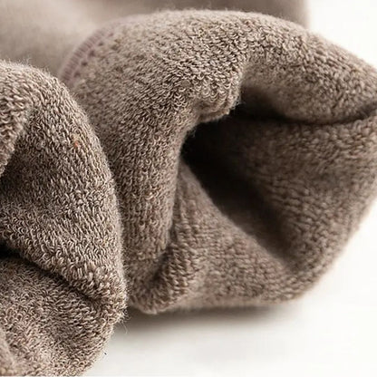 Braune Wollsocken, weiches Material, Nahaufnahme, gemütliche Winterkleidung, warme Socken.