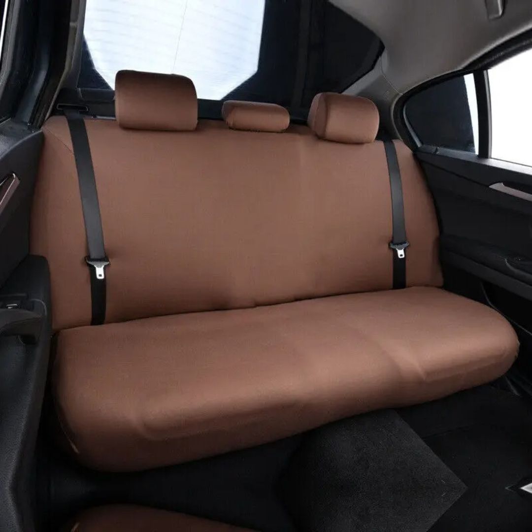 Brauner Autositzbezug aus Leder, Rückbank, modern, stilvoll, Autoinnenraum, Schutz.