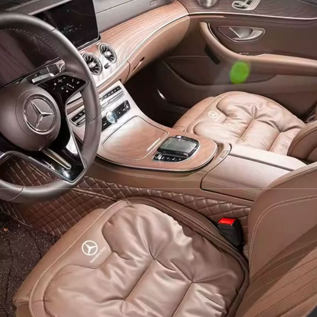 Brauner Mercedes-Autositzbezug, ultra-komfortabel, luxuriöses Design, hochwertiges Material.
