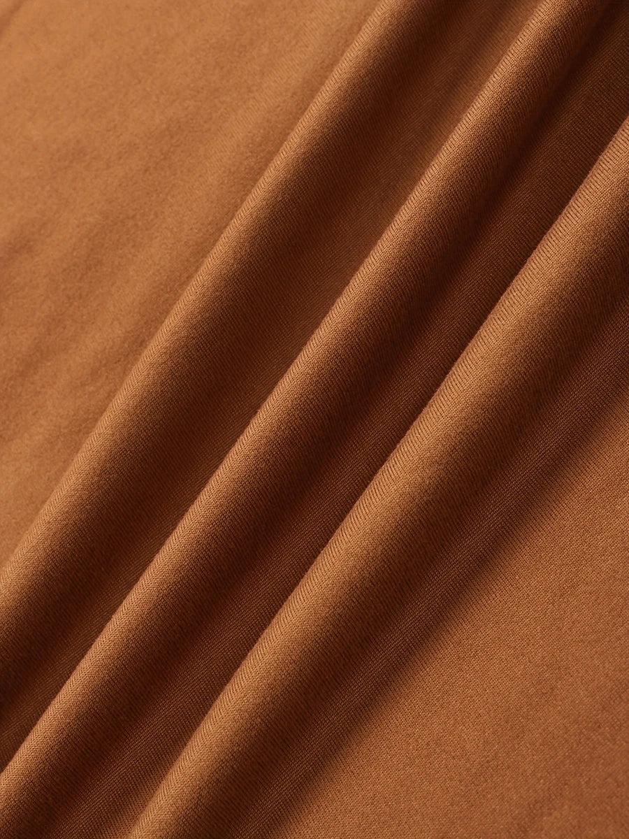 Brauner Baumwollstoff, Nahaufnahme, weiche Textur, ideal für Bekleidung und Heimtextilien.