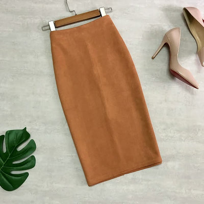 Brauner Bleistiftrock aus Wildlederimitat, elegant, knielang, Damenmode, neben beigen High Heels.