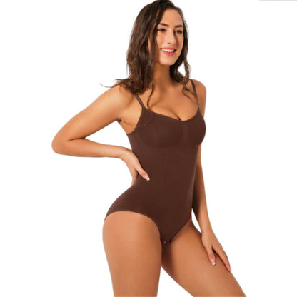 Frau in braunem Body, Spaghettiträger, lächelnd, Modefotografie, Damenbekleidung.