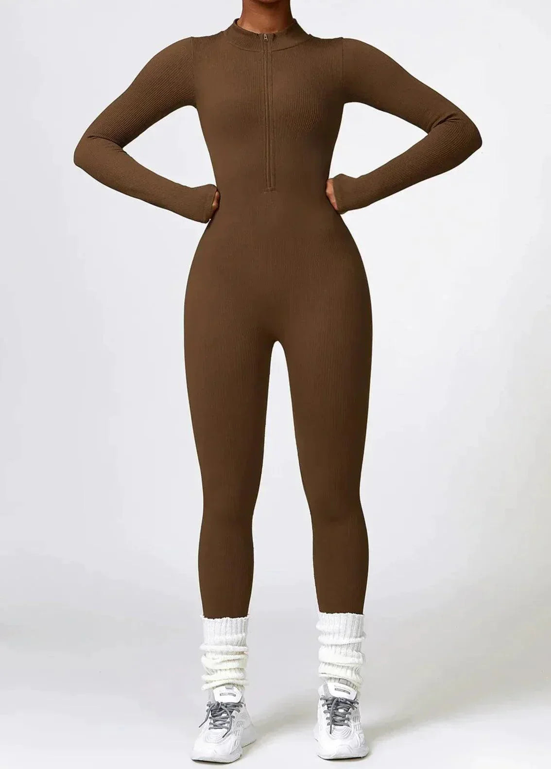 Brauner Damen-Jumpsuit, langärmelig, Reißverschluss, figurbetont, modisch, bequem.