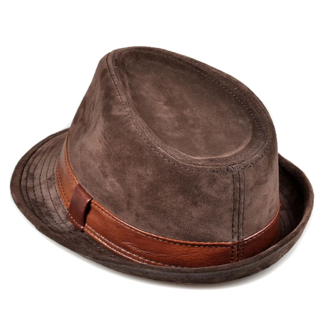 Brauner Fedora-Hut aus Wildleder mit Lederband, stilvoller Herrenhut, modisches Accessoire.