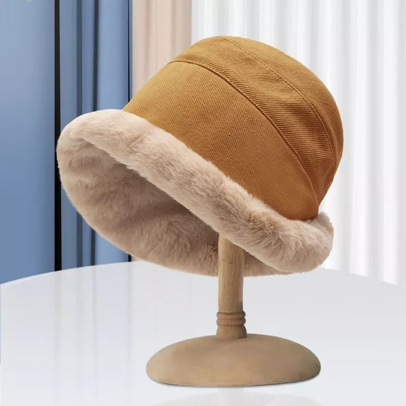 Brauner Damenhut mit Kunstfellrand, Wintermode, elegant, warm, stilvoll, Accessoire.