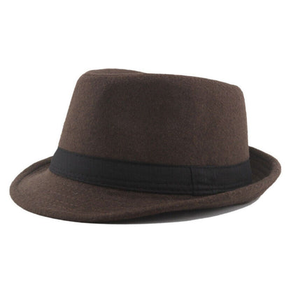 Brauner Filzhut mit schwarzem Band, klassischer Fedora-Stil, modisches Accessoire für Herren.