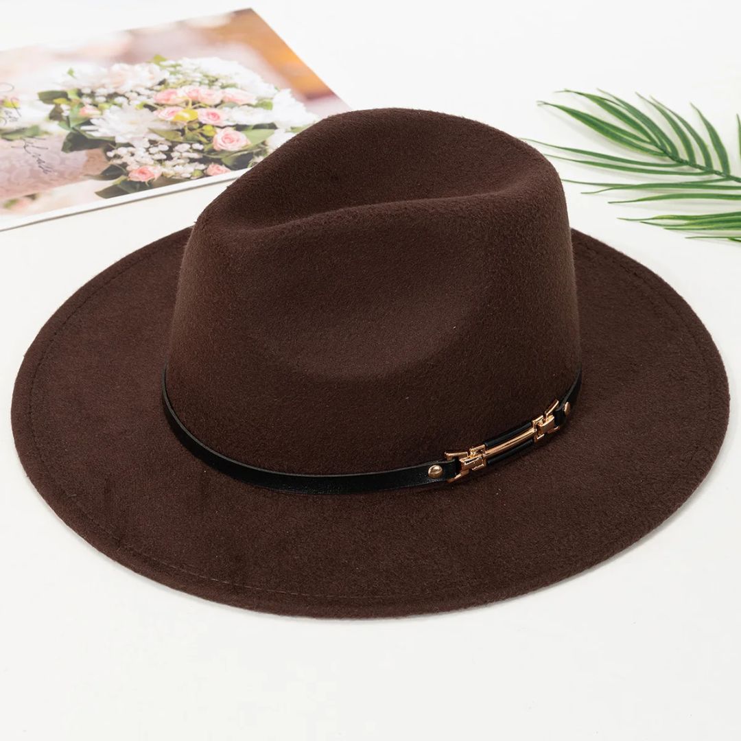 Brauner Filzhut mit schwarzem Band, elegantes Design, ideal für Herbstmode, Unisex-Accessoire.