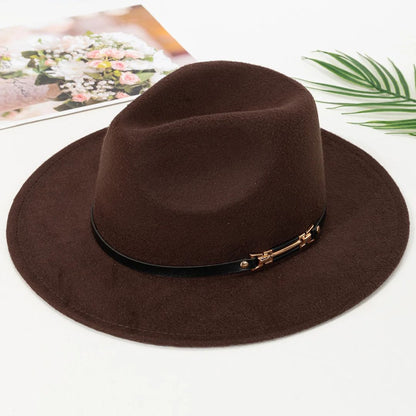 Brauner Filzhut mit schwarzem Band, elegantes Design, ideal für Herbstmode, Unisex-Accessoire.
