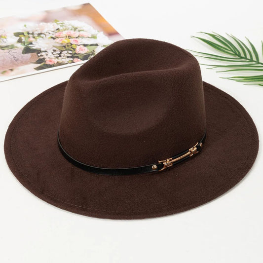 Brauner Filzhut mit schwarzem Band, elegantes Design, ideal für Herbstmode, Unisex-Accessoire.