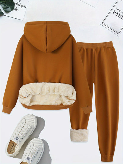 Brauner Kapuzenpullover und Jogginghose Set mit weißen Sneakers, flauschiges Innenfutter.