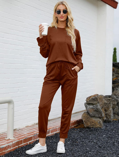 Frau in braunem Jogginganzug mit Kaffeebecher, lässige Mode, Freizeitkleidung, draußen.