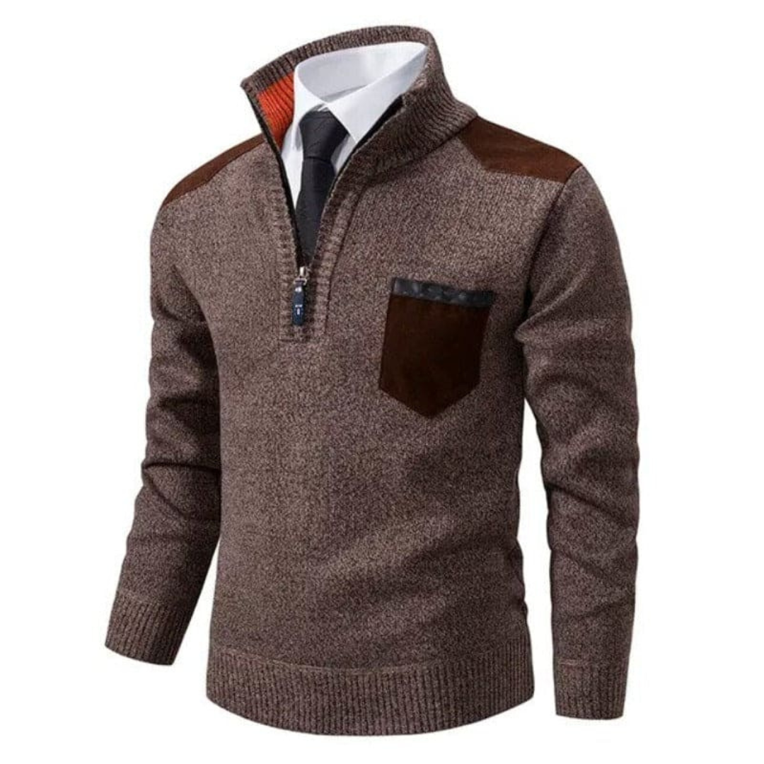 Brauner Herrenpullover mit Reißverschluss, Stehkragen, Brusttasche, elegantes Design.