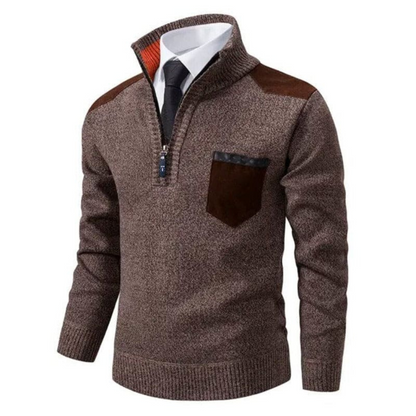 Brauner Herrenpullover mit Reißverschluss, Stehkragen, Brusttasche, elegantes Design.