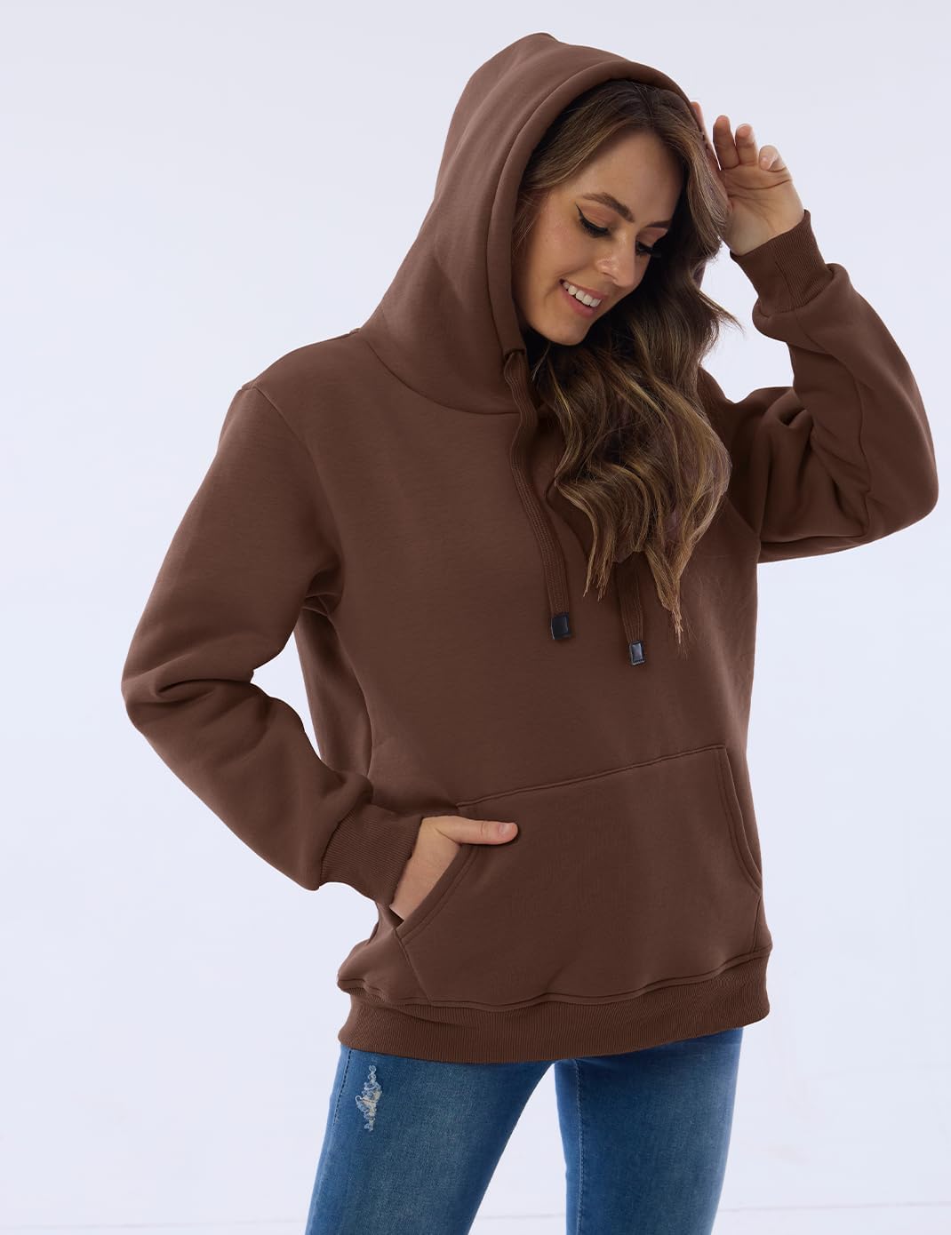 Frau in braunem Kapuzenpullover, lässig, gemütlich, Mode, Freizeitkleidung, Jeans.