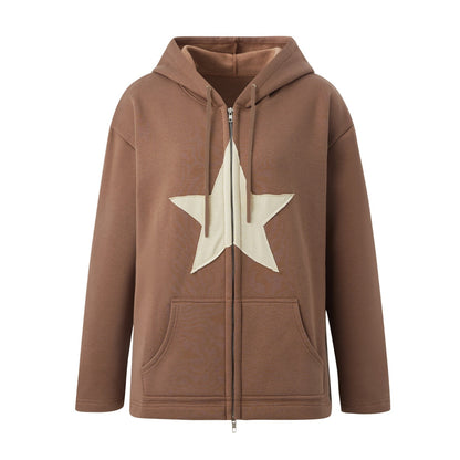 Braune Kapuzenjacke mit weißem Sternmotiv, Reißverschluss, Kängurutaschen, Unisex-Design.