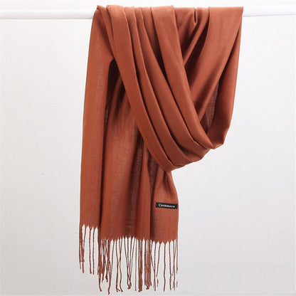 Brauner Kaschmirschal mit Fransen, weiches Material, modisches Accessoire für Herbst und Winter.