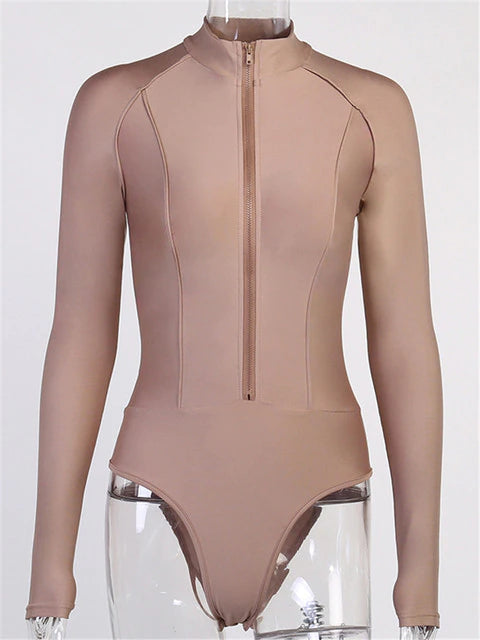 Brauner Langarm-Body mit Reißverschluss, figurbetont, Damenmode, elegant, vielseitig.