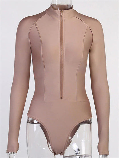 Brauner Langarm-Body mit Reißverschluss, figurbetont, Damenmode, elegant, vielseitig.