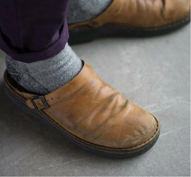 Brauner Lederschuh mit Schnalle, graue Socken, lila Hose, Herrenmode, bequeme Schuhe.