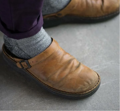 Brauner Lederschuh mit Schnalle, graue Socken, lila Hose, Herrenmode, bequeme Schuhe.
