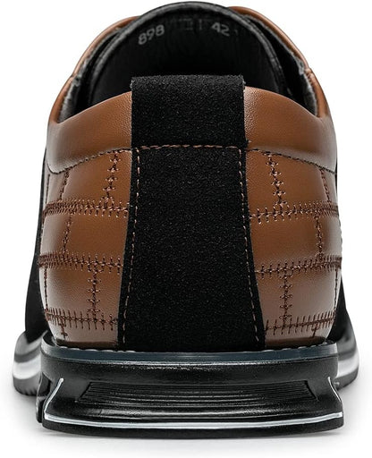 Brauner Lederschuh mit schwarzem Akzent, Rückansicht, Herrenschuh, elegant, bequem.