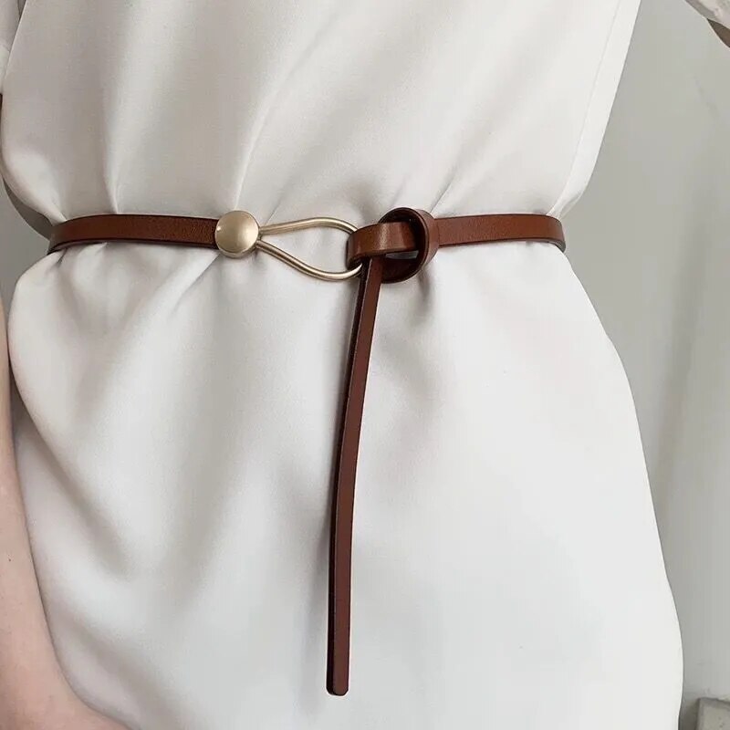 Brauner Ledergürtel mit goldener Schnalle, modisches Accessoire für Damenmode.