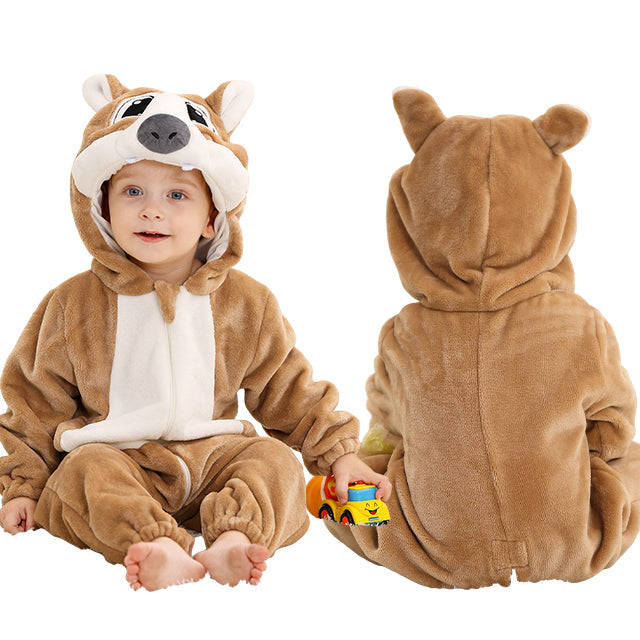 Baby im braunen Tierkostüm, Kapuze mit Ohren, hält Spielzeugauto, weicher Plüschanzug.