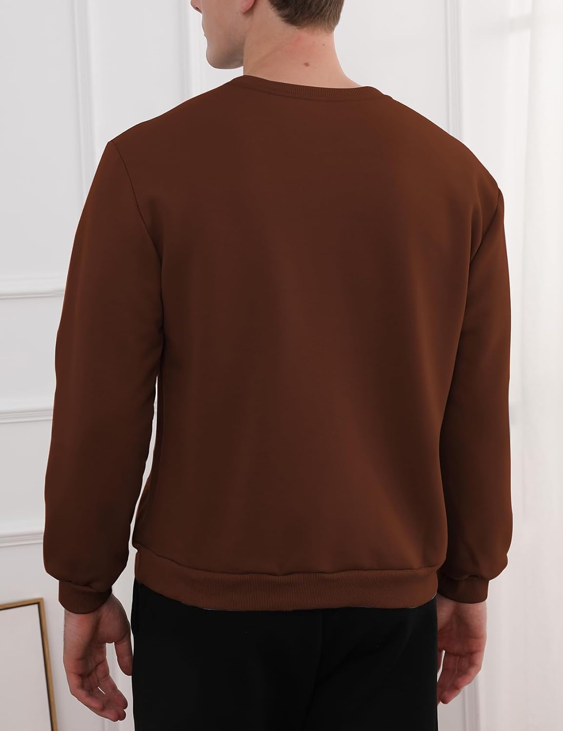 Mann in braunem Sweatshirt aus Baumwolle, Rückansicht, lässige Mode, Herrenbekleidung.