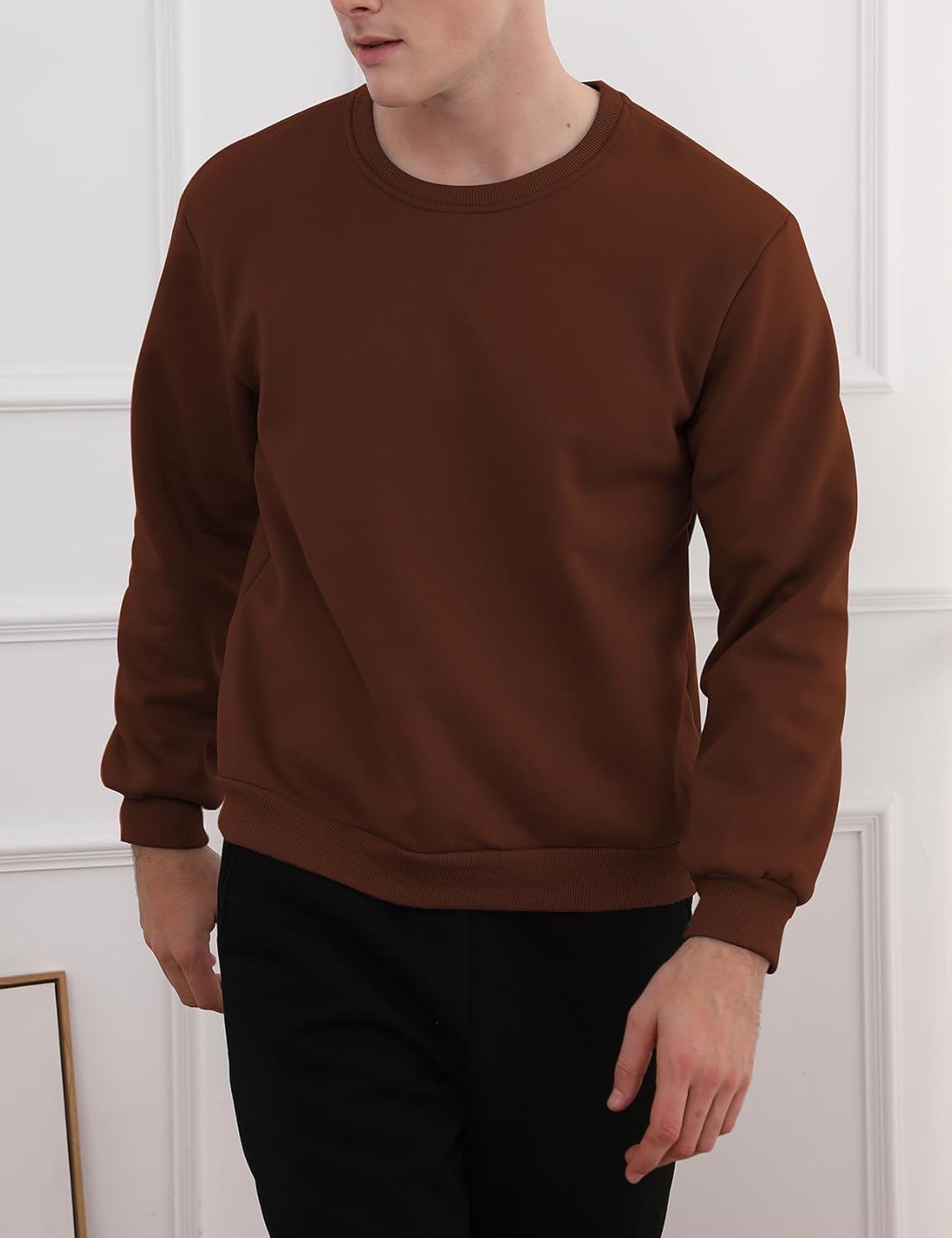 Mann trägt braunen Pullover, Rundhalsausschnitt, Freizeitmode, Herrenbekleidung, Baumwolle.