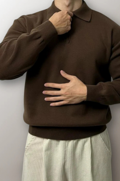 Mann in braunem Pullover und hellen Hosen, Herbstmode, eleganter Freizeitlook.