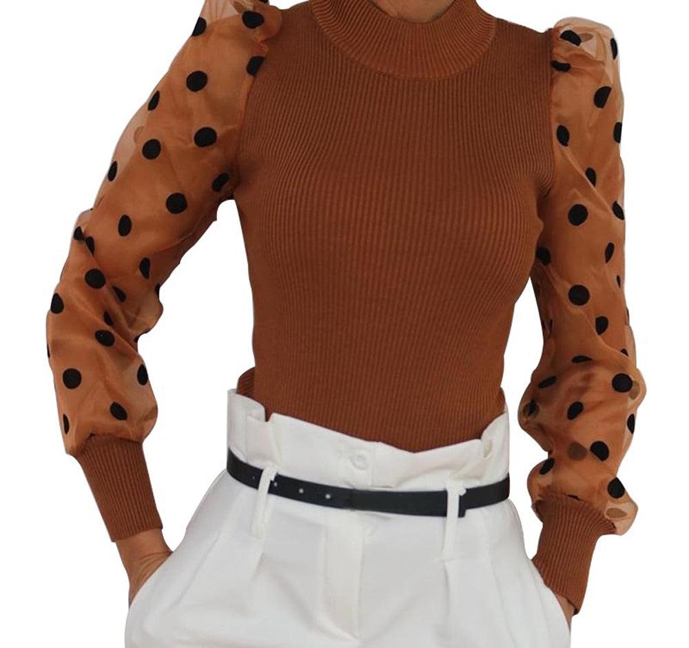 Brauner Pullover mit transparenten Puffärmeln und schwarzen Punkten, Damenmode, elegant.
