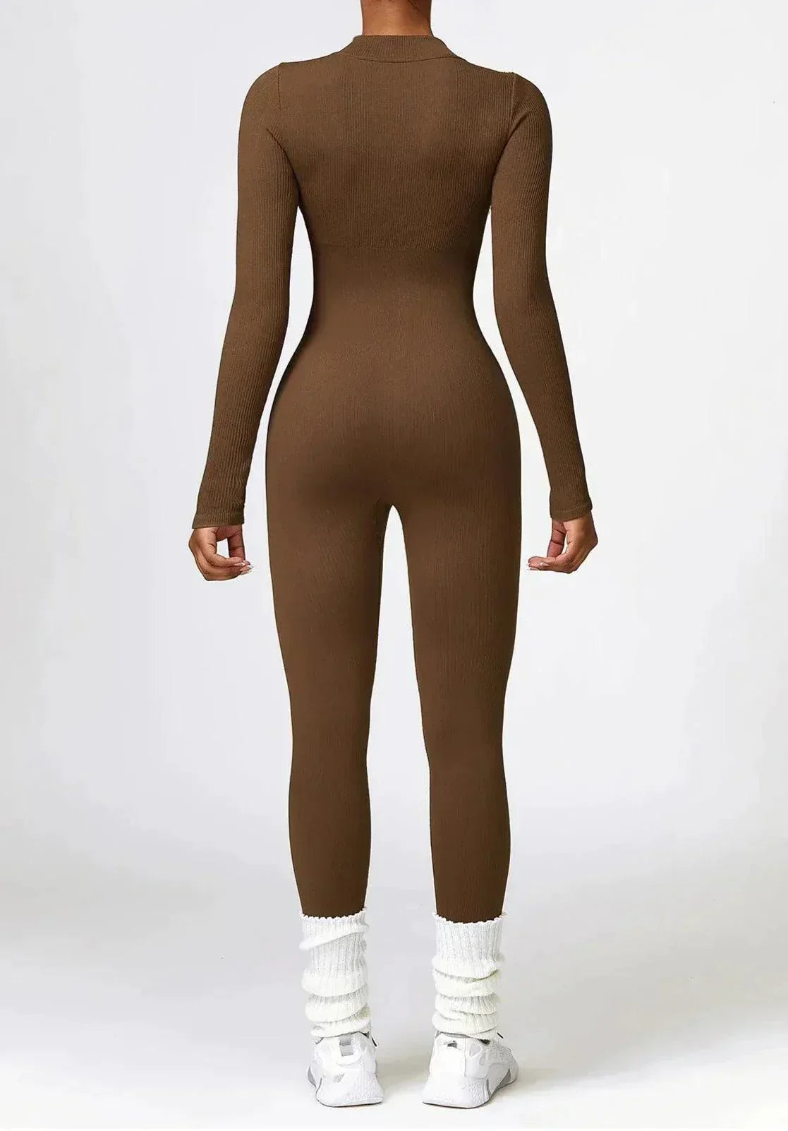 Brauner, nahtloser Damen-Jumpsuit aus Strick, langärmelig, figurbetont, modisch, bequem.