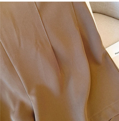 Brauner Stoff, Nahaufnahme, glatte Textur, hochwertige Bekleidung, Mode, Detailansicht.