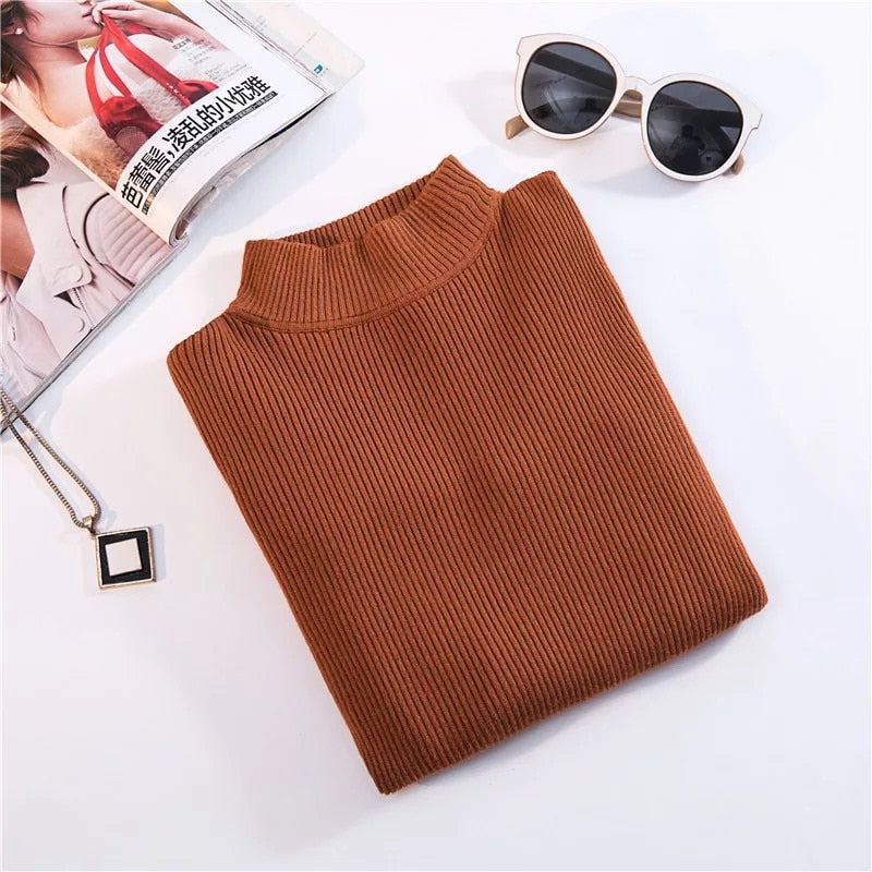 Brauner Rollkragenpullover aus Strick, Damenmode, Herbst, neben Sonnenbrille und Magazin.