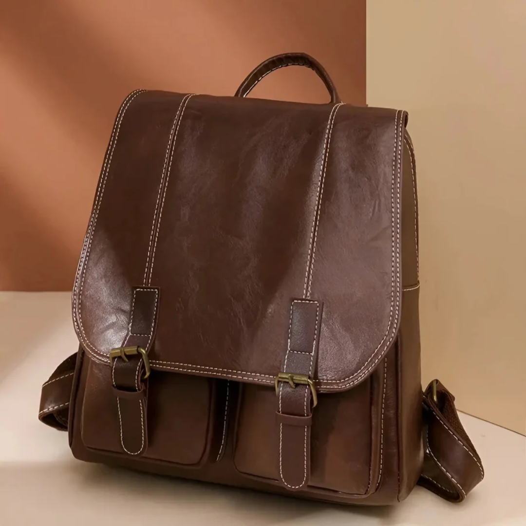 Brauner Lederrucksack mit Schnallen, stilvoller Vintage-Look, ideal für Schule oder Arbeit.