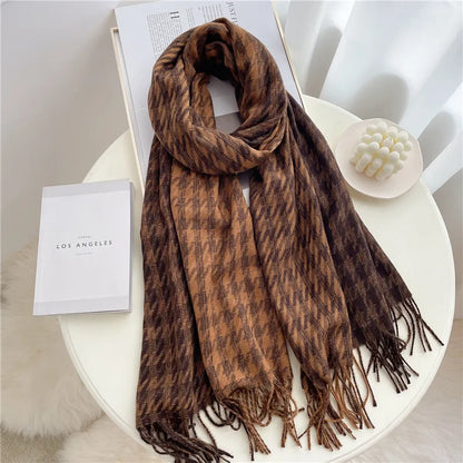 Brauner Hahnentritt-Schal aus Wolle auf Tisch, modisches Accessoire, Herbst-Winter-Mode.