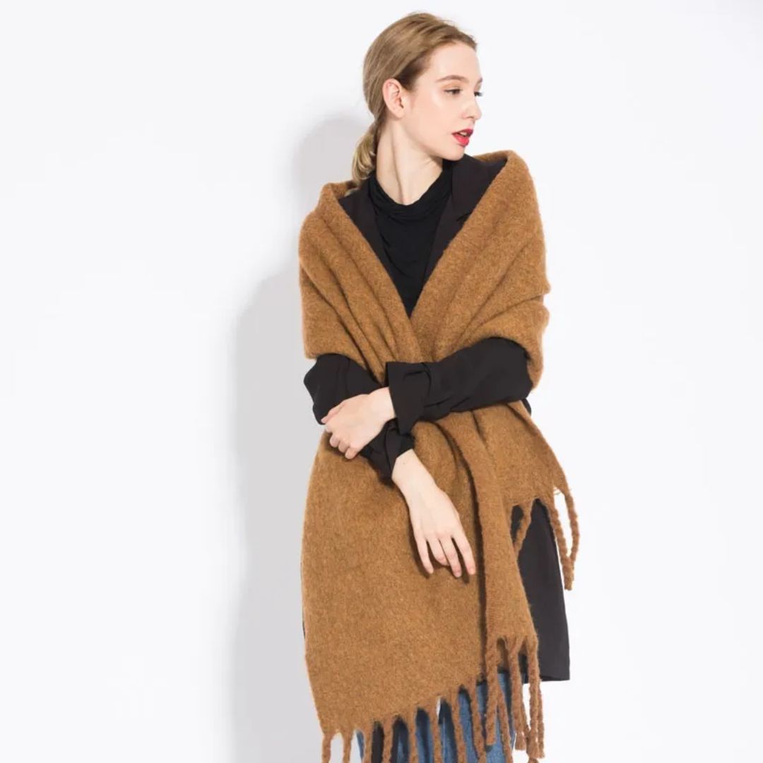 Frau mit braunem Wollschal, modisches Accessoire, Herbst-Winter, Damenbekleidung.