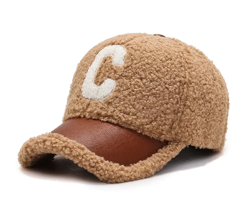 Braune Baseballkappe aus Fleece mit Leder-Visier und weißem "C"-Logo, modisch und warm.